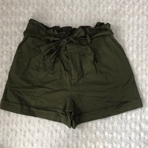 High waist pleated shorts w/ matching belt